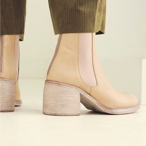 Free People Essential Chelsea Boots - Beige/Tan